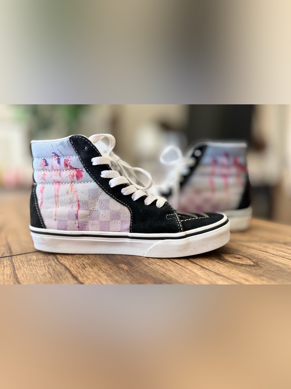 Vans K-Pop Demon Hunters SK8-Hi sneakers feature a vibrant graphic kids size 3.5
